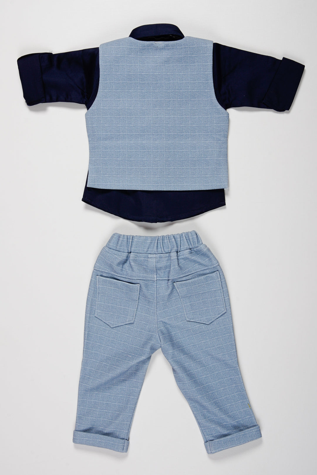 The Nesavu Boys Casual Set Boys Dapper Light Grey Suit Set with Navy Accents and Bow Tie Nesavu Boys Formal Light Grey and Navy Suit Set | Stylish Wedding Attire for Young Boys | The Nesavu