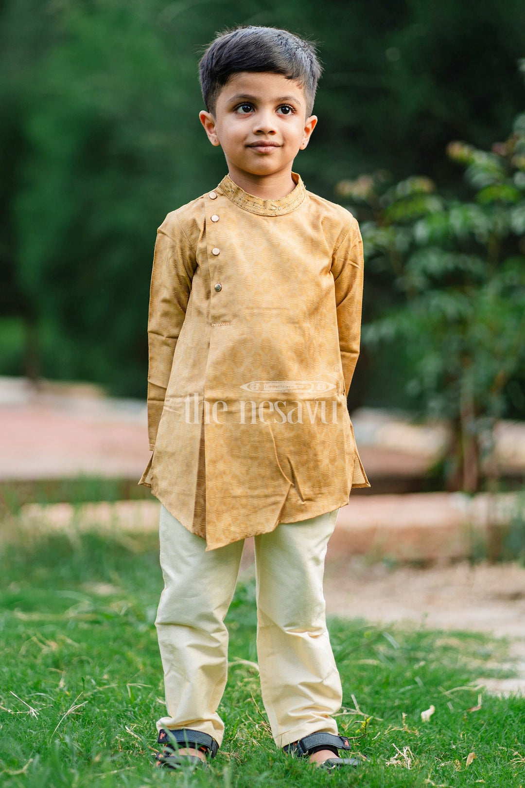 The Nesavu Boys Kurtha Set Boys Green Tie-Dye Kurta Set with Asymmetrical Front Button Design and Pajama Nesavu Nesavu Boys Green Tie-Dye Kurta Set Embroidered Collar White Pajama Special Occasions