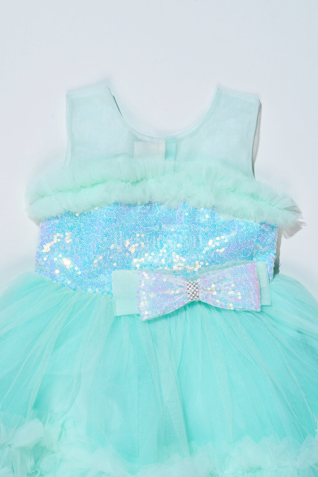 The Nesavu Girls Fancy Party Frock Elegant Green Net Dinner Dress for Girls with Ruffles and a Sequin Bow Nesavu Nesavu Elegant Green Net Dinner Dress Girls Ruffles Sequin Bow