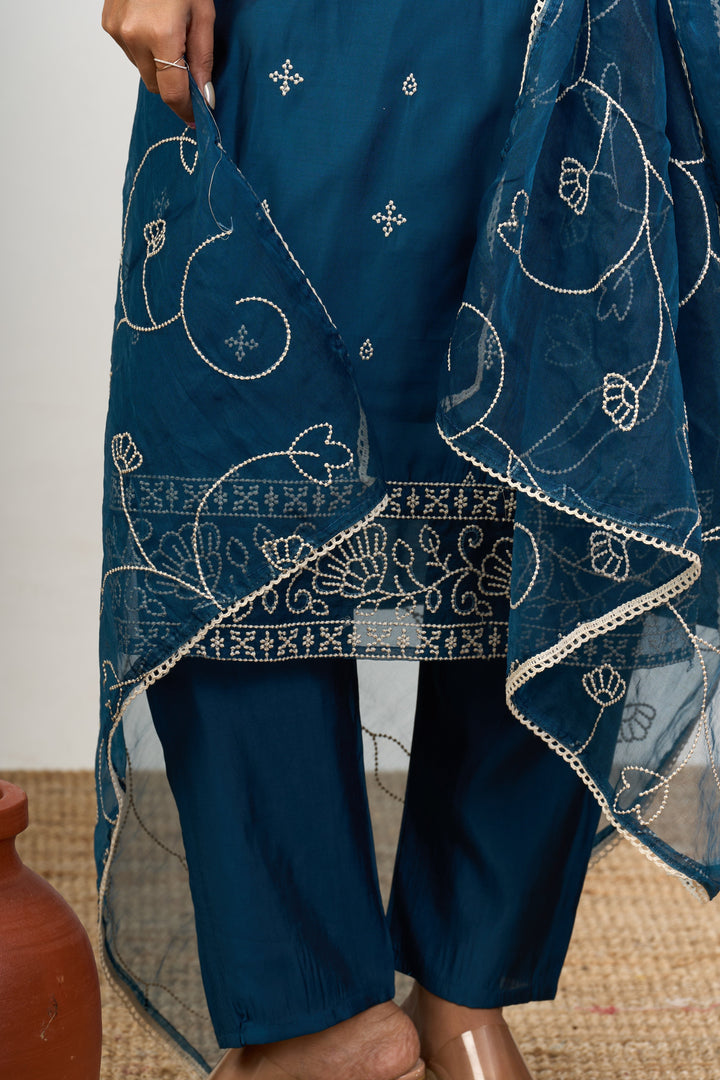 The Nesavu Womens Straight Suit Sets Latest Function Wear Dresses in Blend Silk Womens Straight Suit Set with Floral Embroidery Nesavu Latest Function Wear Dresses Womens Blend Silk Straight Suit Set White Floral Detailing | The Nesavu