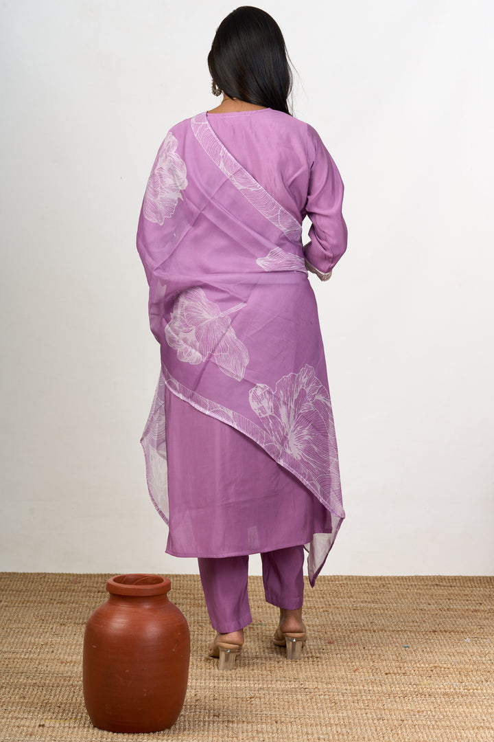 The Nesavu Womens Straight Suit Sets Women’S Trendy Dresses in Lavender Blend Silk with Delicate Lace and Floral Motifs Nesavu Lavender Blend Silk Womens Trendy Dresses Lace Accents Floral Dupatta | The Nesavu