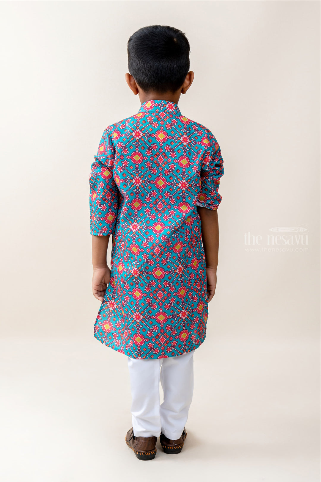 The Nesavu Ethnic Sets Diagonal Everywhere - Diamond Printed Lovely Green Shirt And White Cotton Pants psr silks Nesavu